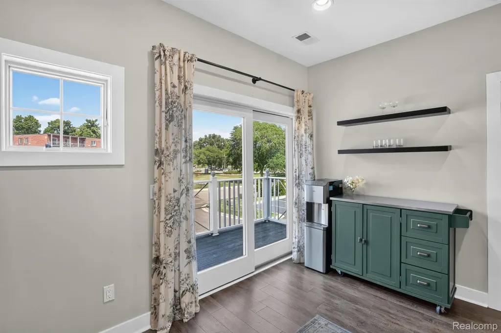 352 W Grand River Avenue East Lansing City MI 48823
