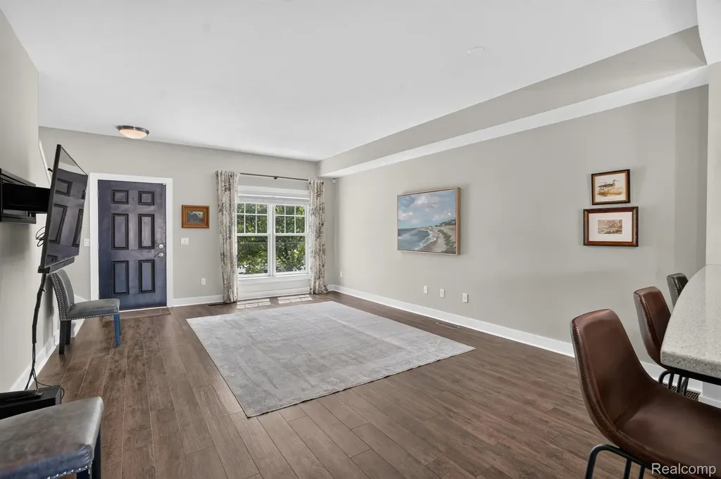 352 W Grand River Avenue East Lansing City MI 48823