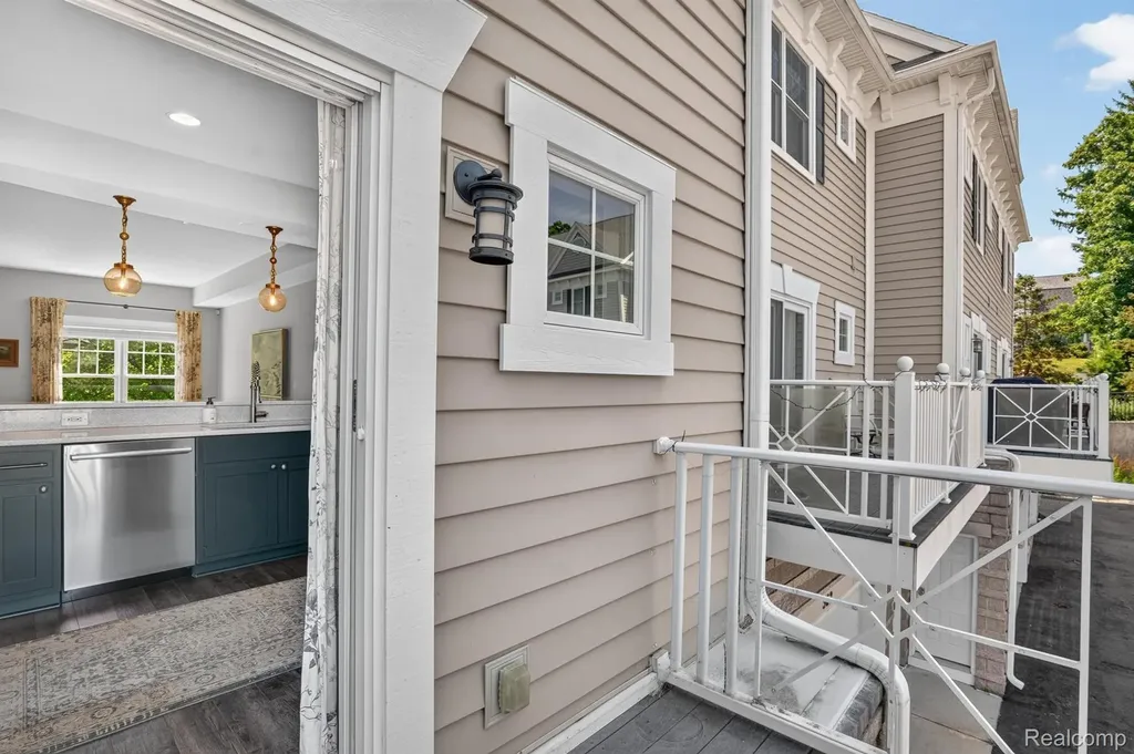 352 W Grand River Avenue East Lansing City MI 48823