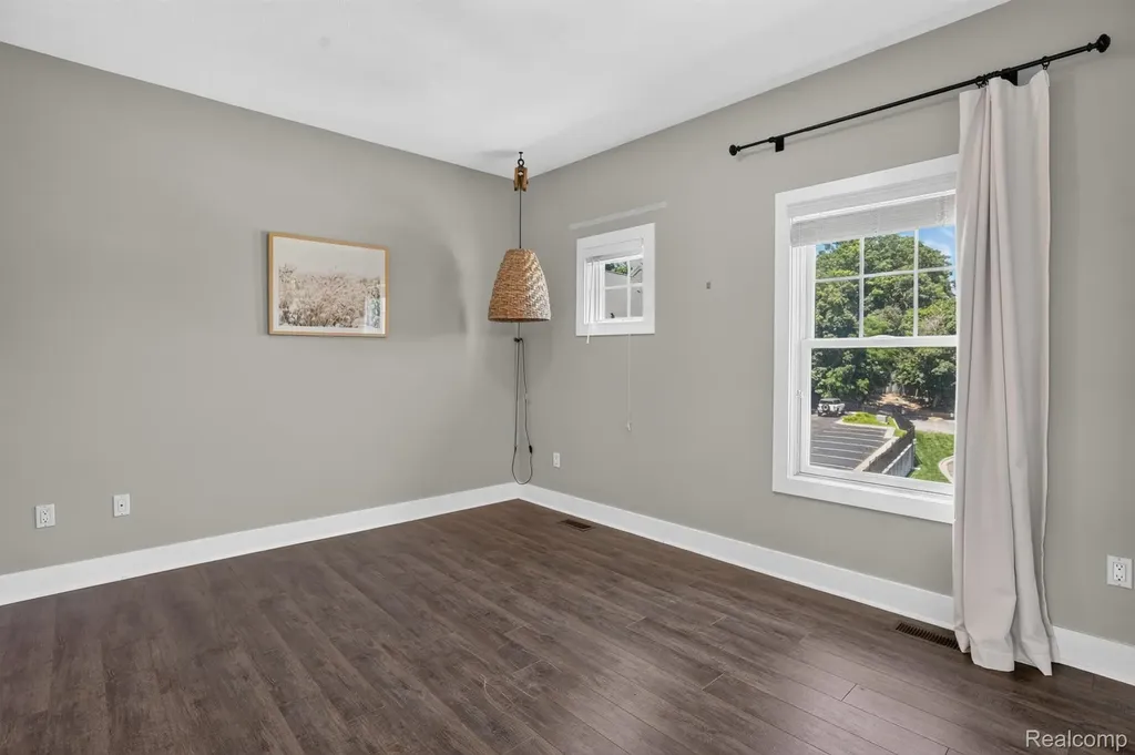 352 W Grand River Avenue East Lansing City MI 48823