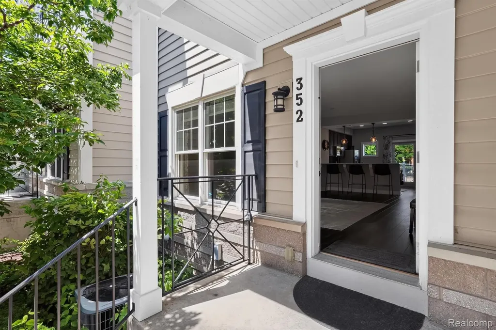 352 W Grand River Avenue East Lansing City MI 48823