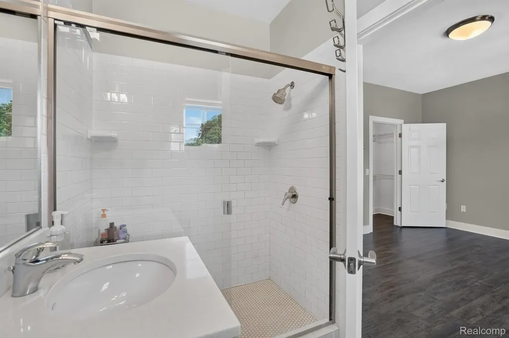 352 W Grand River Avenue East Lansing City MI 48823