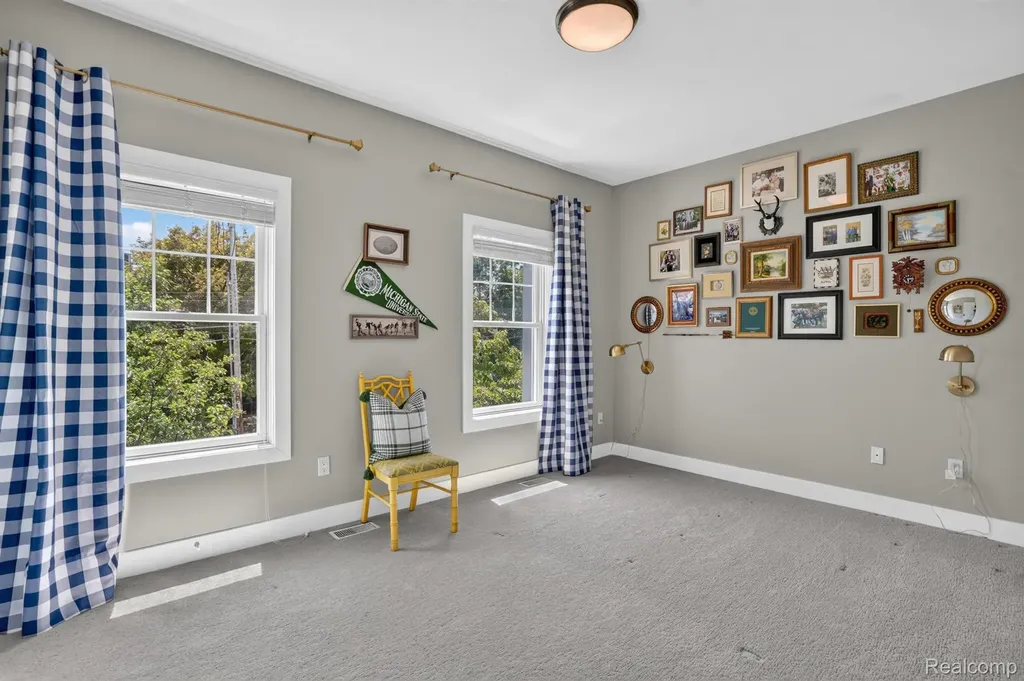 352 W Grand River Avenue East Lansing City MI 48823