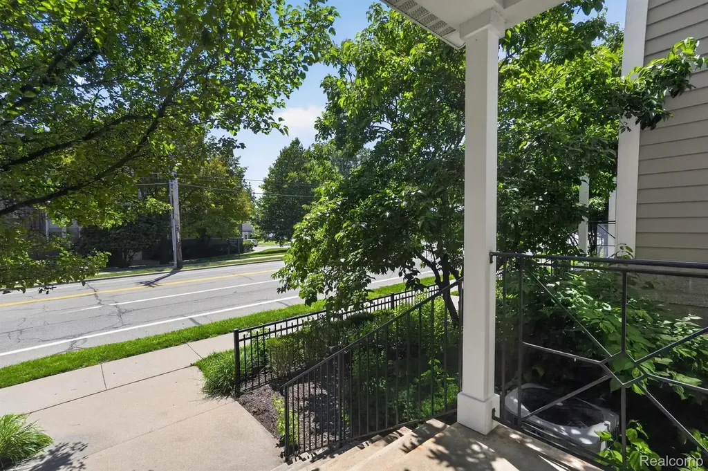 352 W Grand River Avenue East Lansing City MI 48823