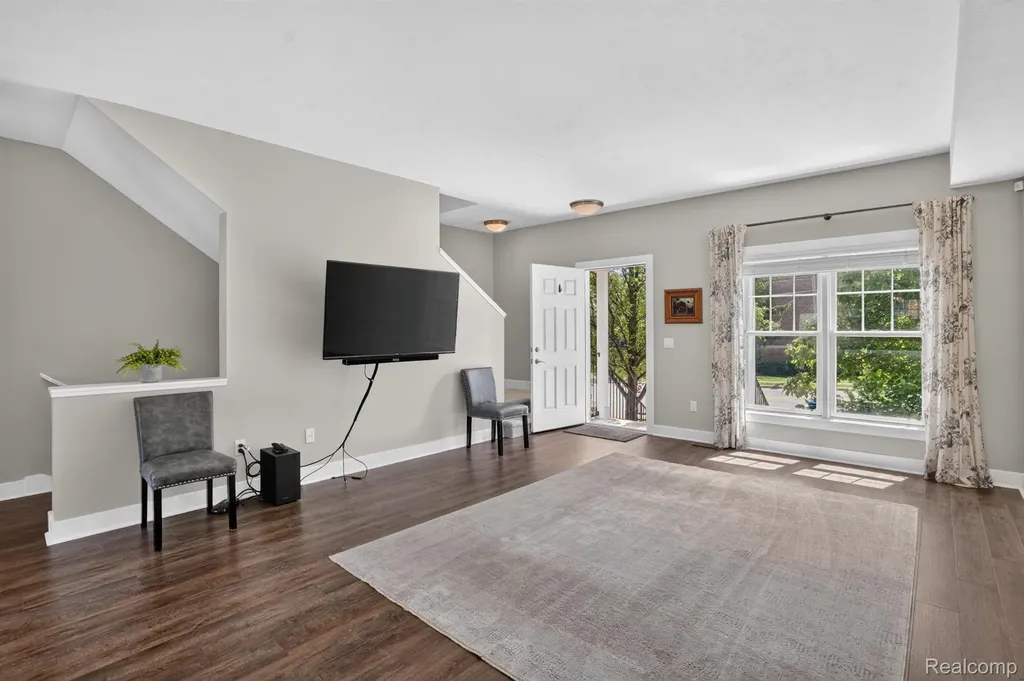 352 W Grand River Avenue East Lansing City MI 48823