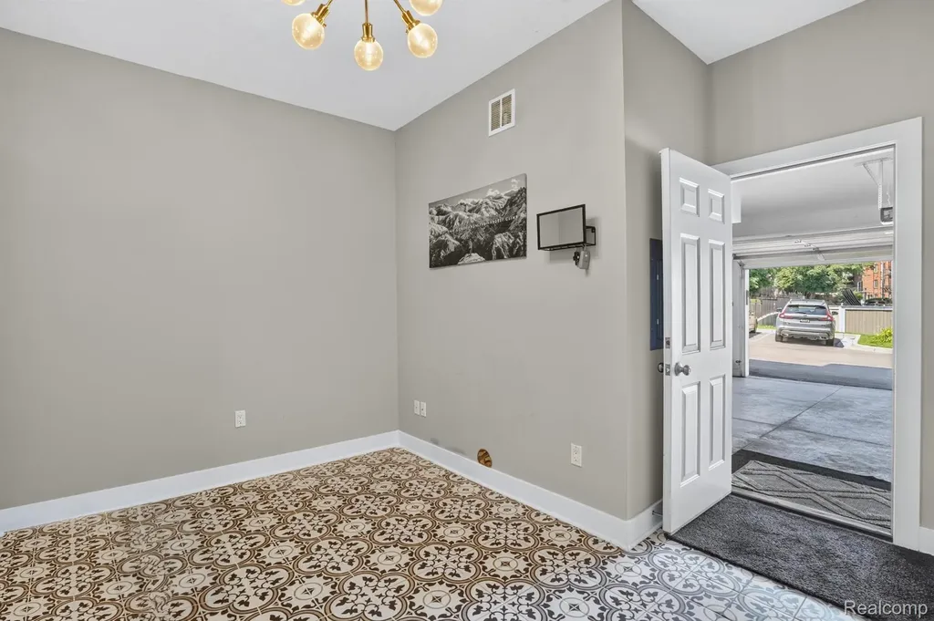 352 W Grand River Avenue East Lansing City MI 48823