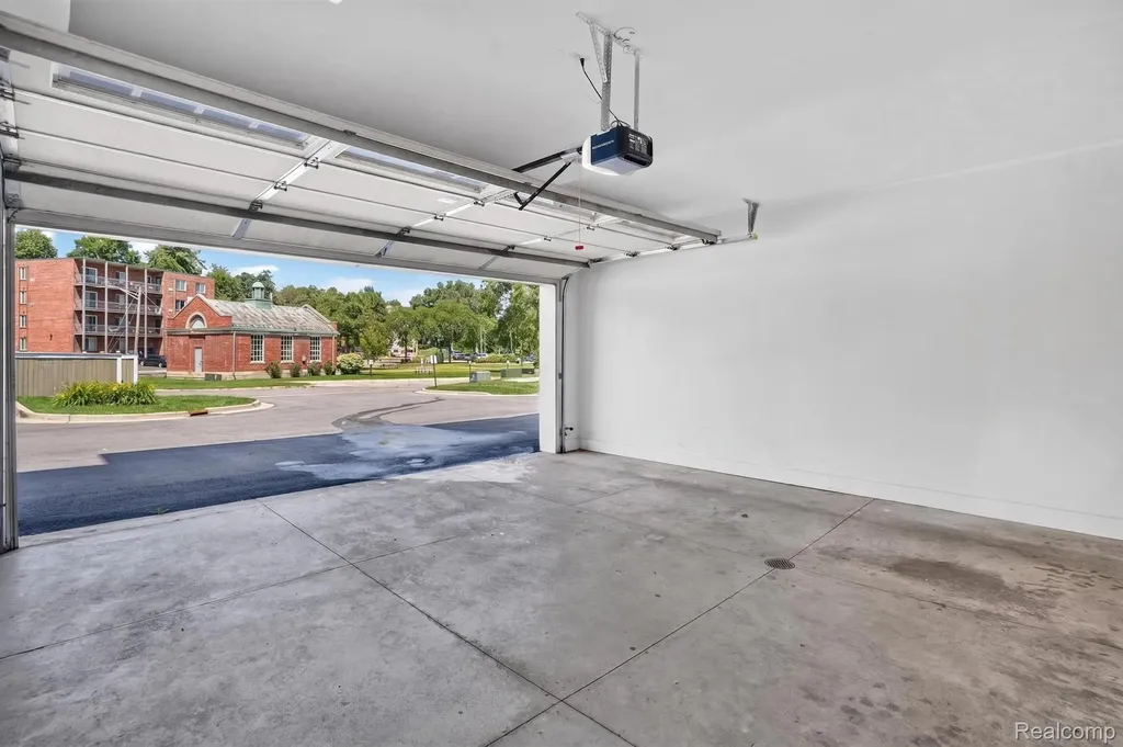 352 W Grand River Avenue East Lansing City MI 48823