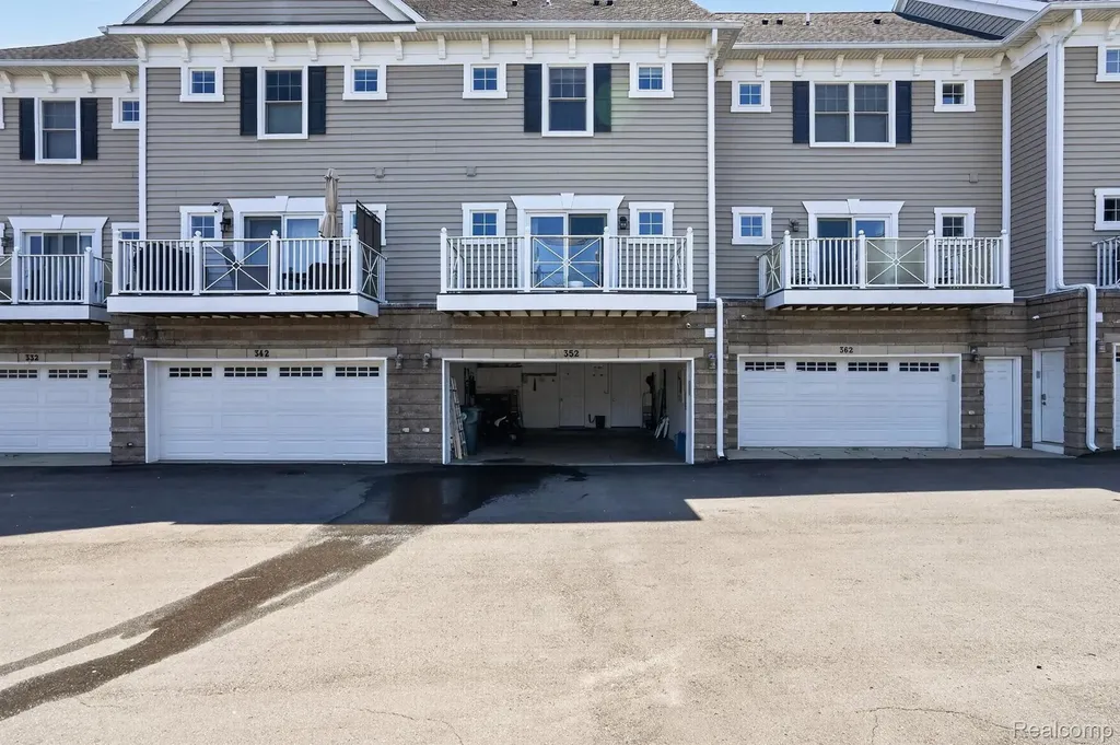 352 W Grand River Avenue East Lansing City MI 48823