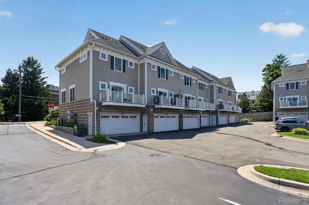352 W Grand River Avenue East Lansing City MI 48823