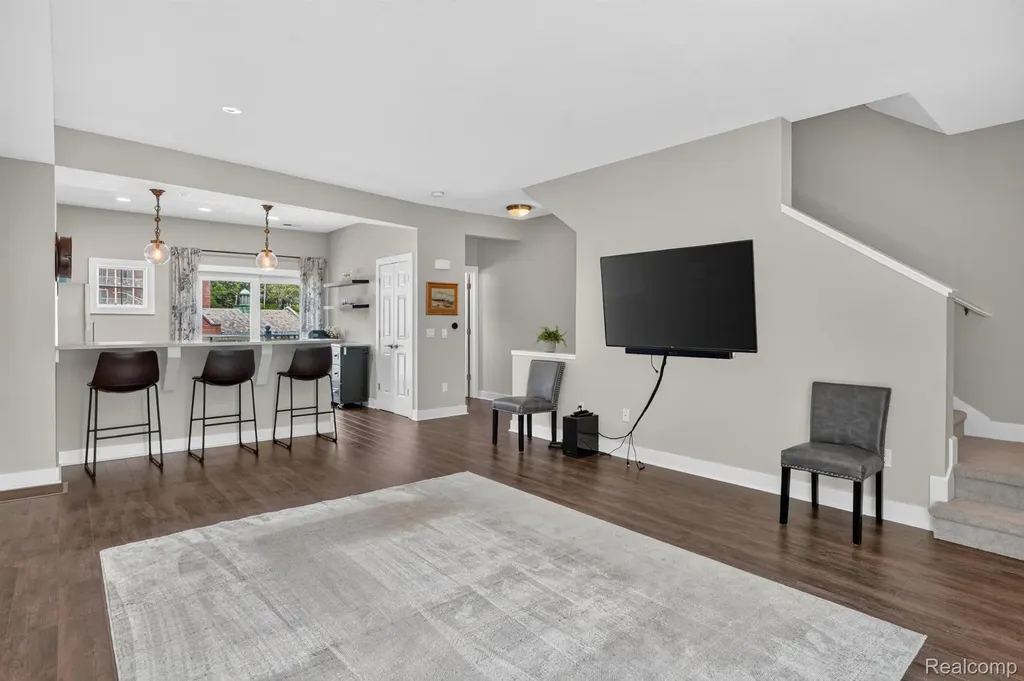 352 W Grand River Avenue East Lansing City MI 48823