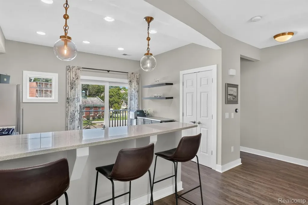 352 W Grand River Avenue East Lansing City MI 48823