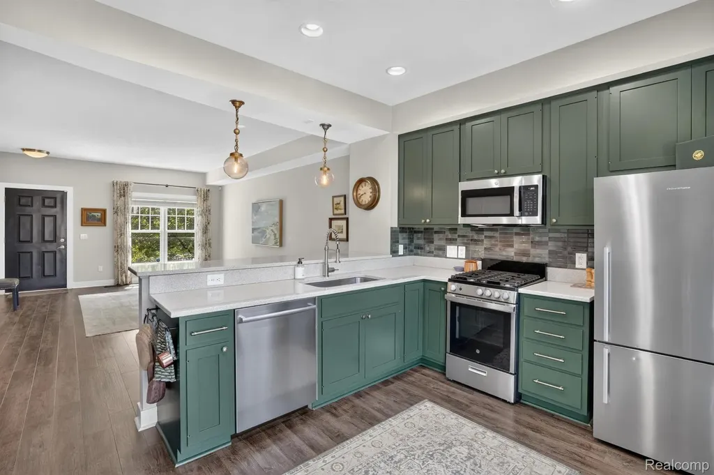 352 W Grand River Avenue East Lansing City MI 48823