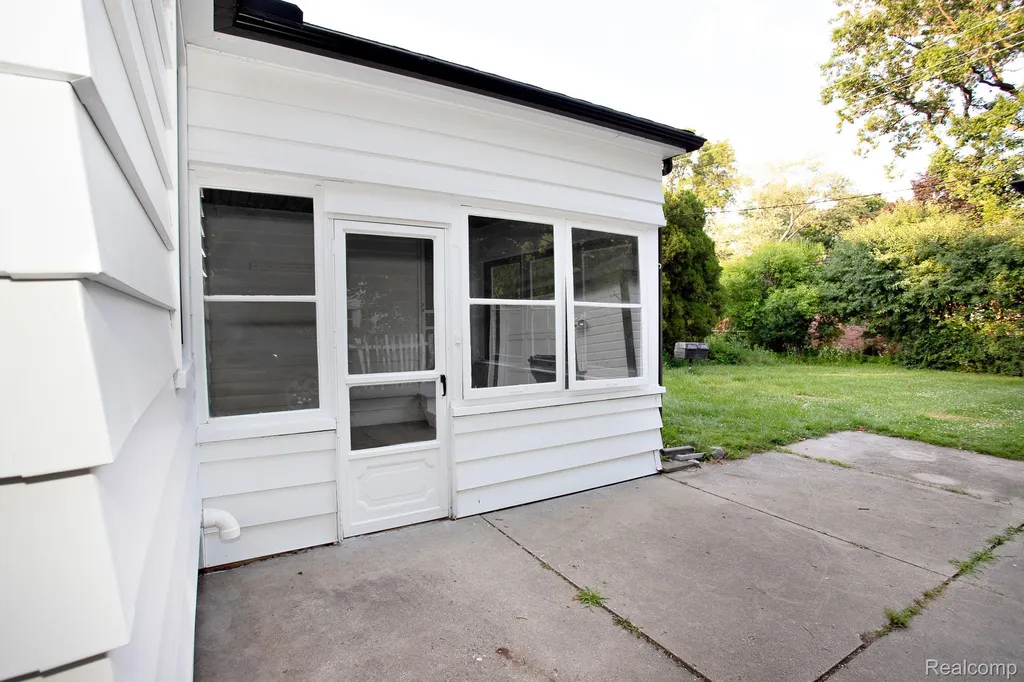 4056 Robina Avenue Berkley City MI 48072