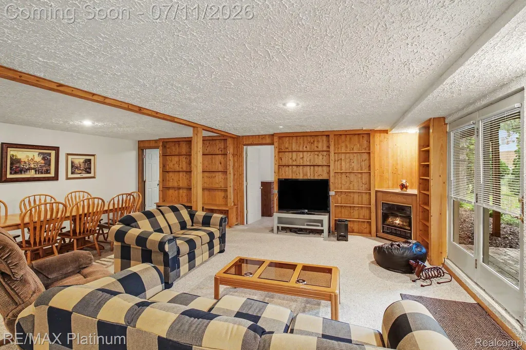 6311 Kevin Drive Hamburg Township MI 48116