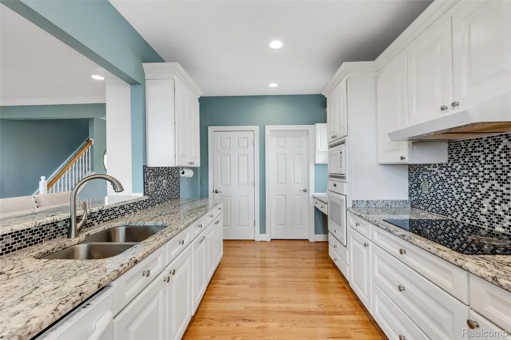 30134 Jefferson Avenue St. Clair Shores City MI 48082