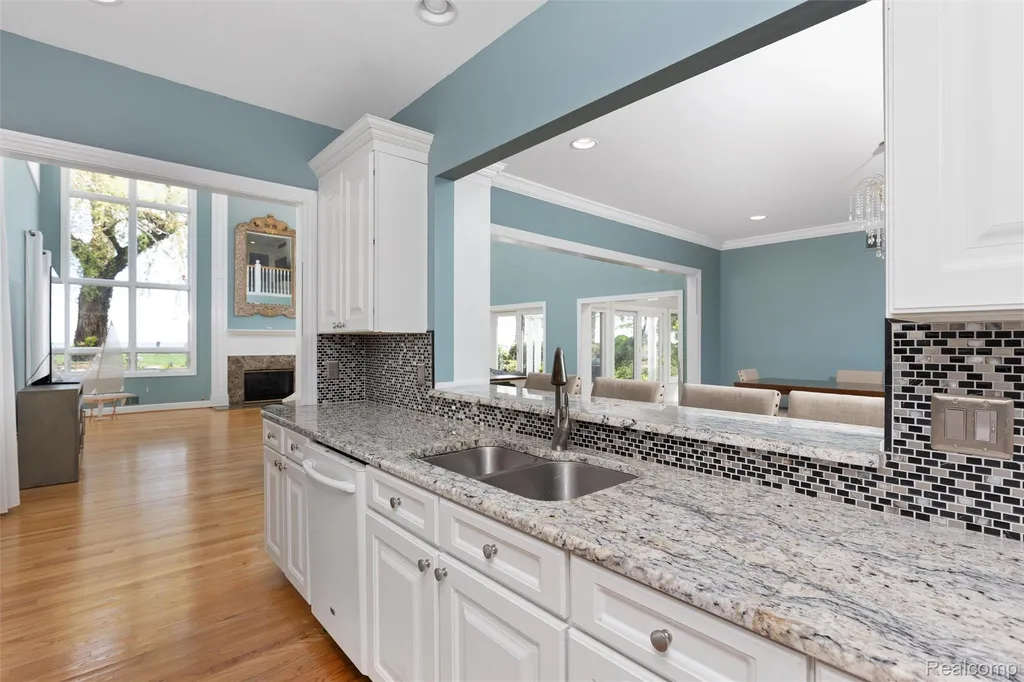 30134 Jefferson Avenue St. Clair Shores City MI 48082