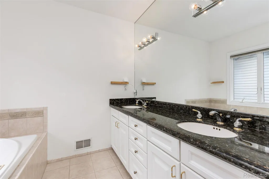 30134 Jefferson Avenue St. Clair Shores City MI 48082