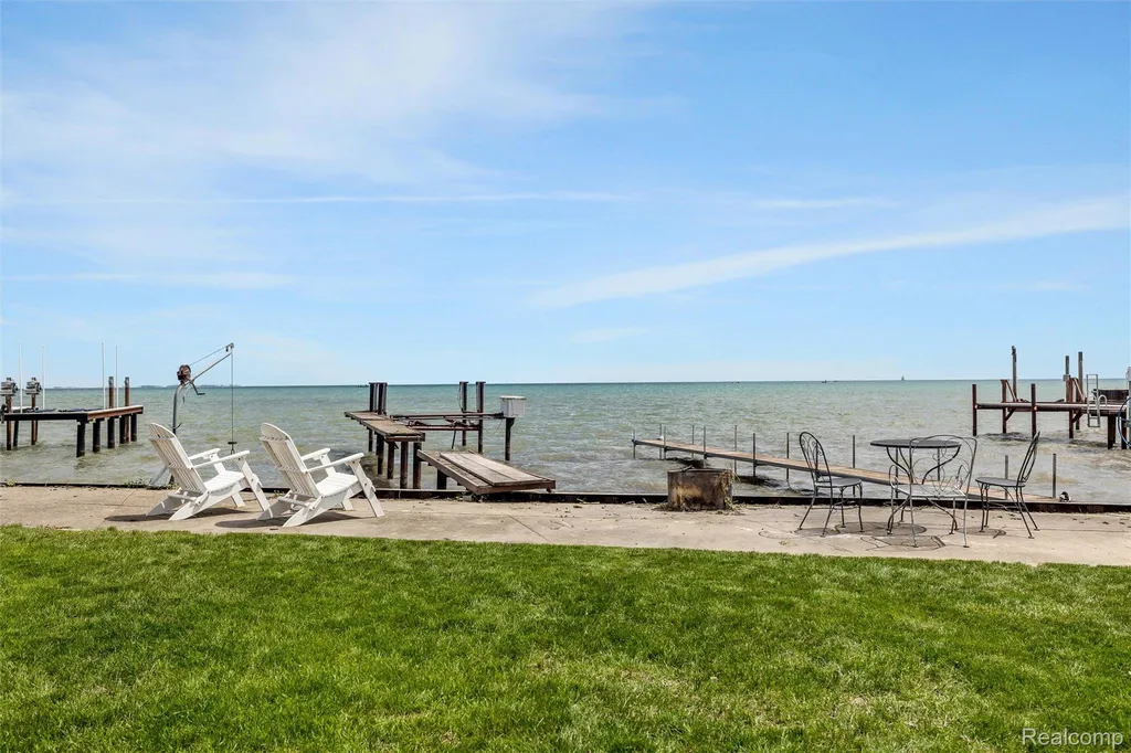 30134 Jefferson Avenue St. Clair Shores City MI 48082