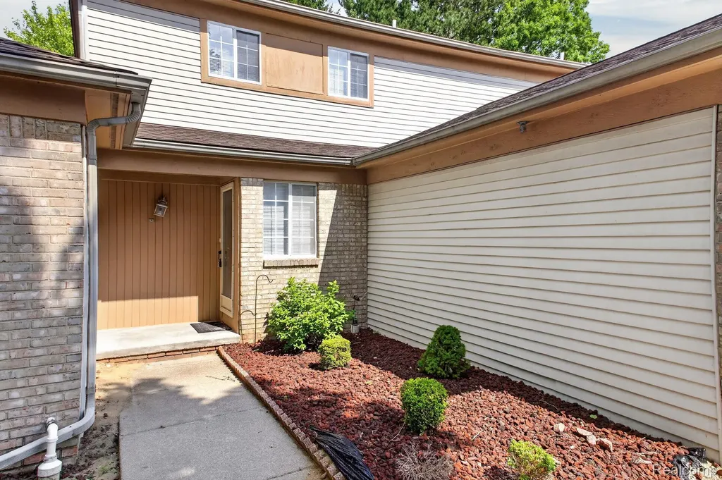 6384 Hunter Pointe Street Westland City MI 48185