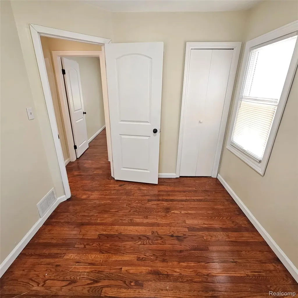 34290 Richard Street Wayne City MI 48184