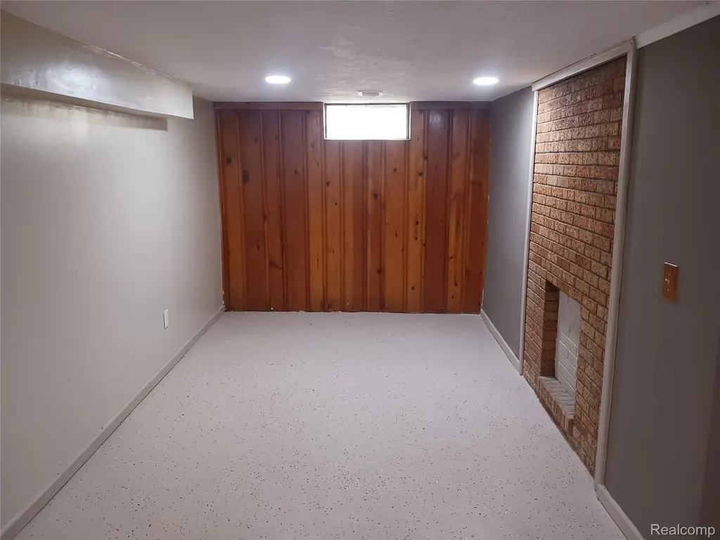 34290 Richard Street Wayne City MI 48184