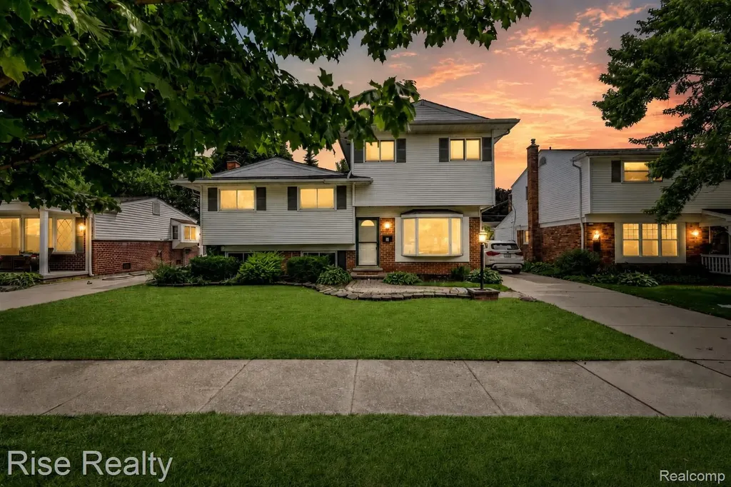 1329 W Elmwood Avenue Clawson City MI 48017