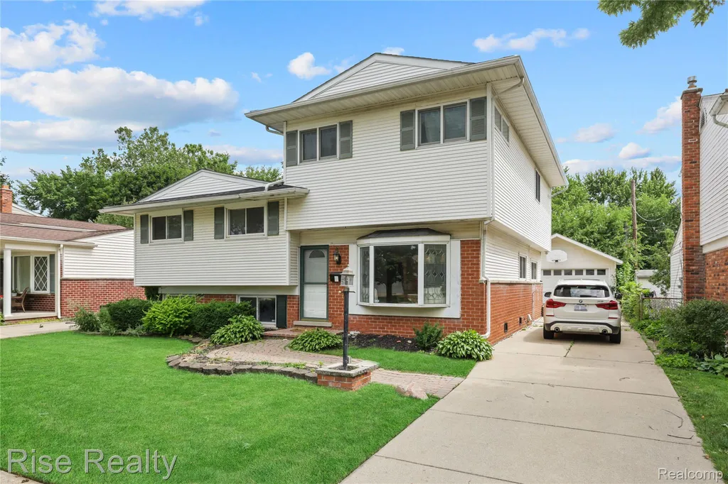 1329 W Elmwood Avenue Clawson City MI 48017