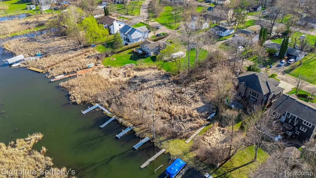 1105 Oregon Boulevard Waterford Charter Township MI 48327