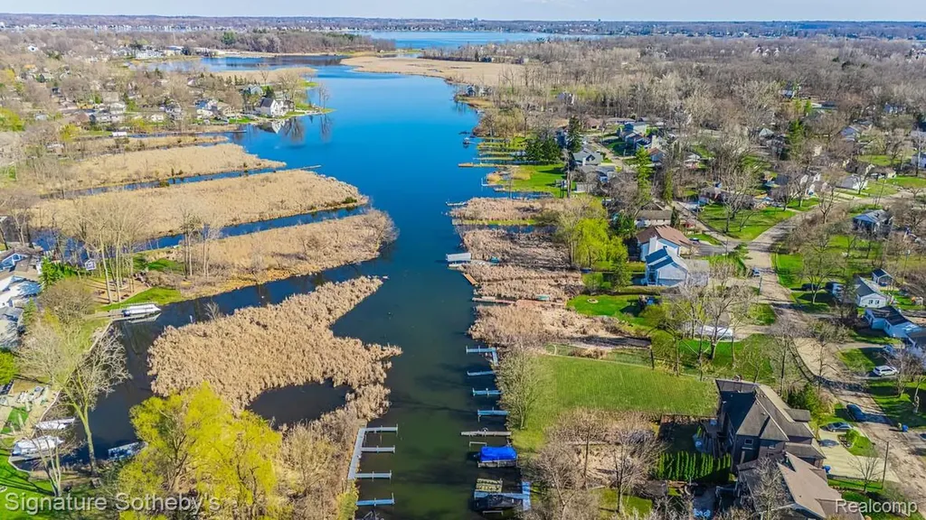 1105 Oregon Boulevard Waterford Charter Township MI 48327