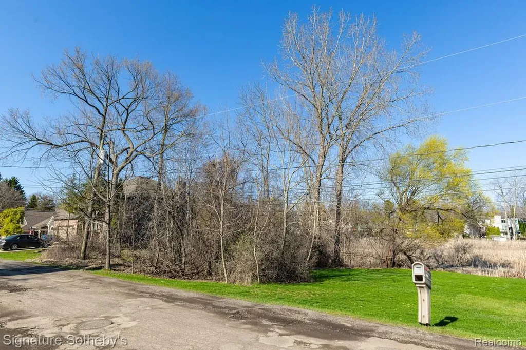 1105 Oregon Boulevard Waterford Charter Township MI 48327