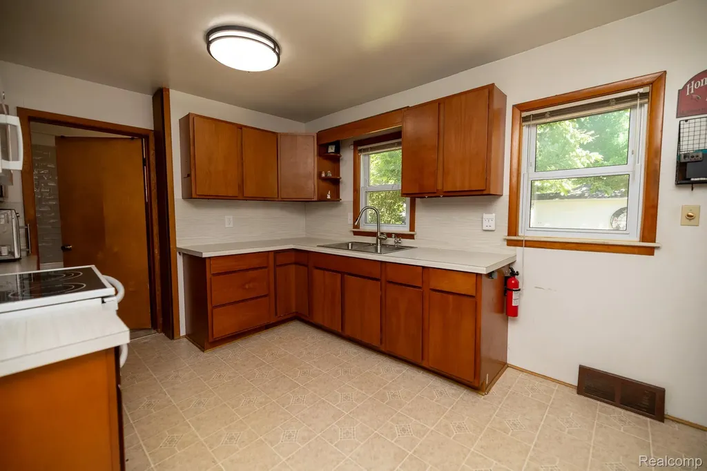 131 Starr Avenue Waterford Charter Township MI 48328