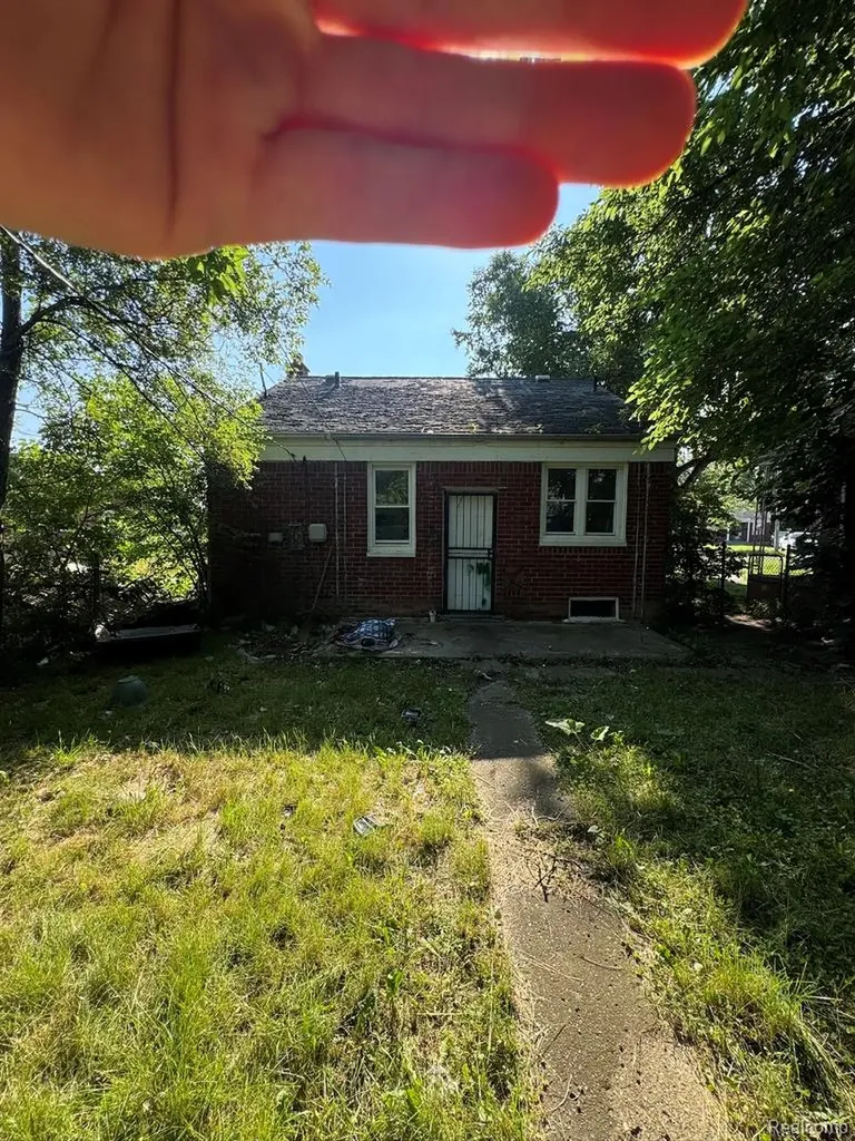 18811 Kelly Road Detroit City MI 48224
