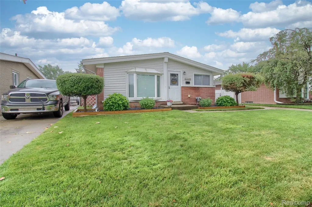 8134 Melvin Avenue Westland City MI 48185