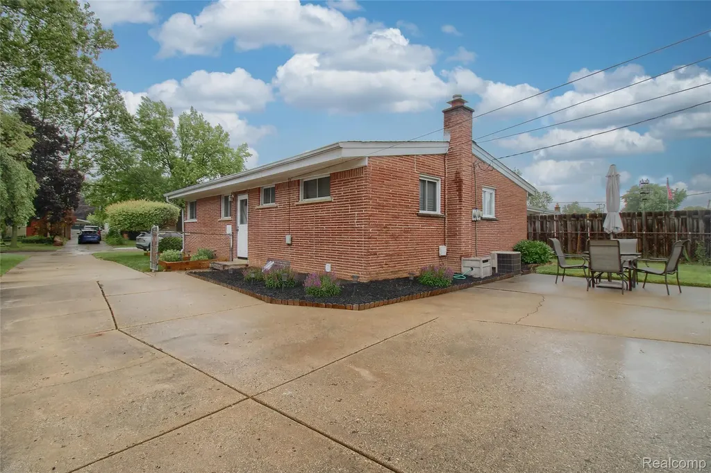 8134 Melvin Avenue Westland City MI 48185