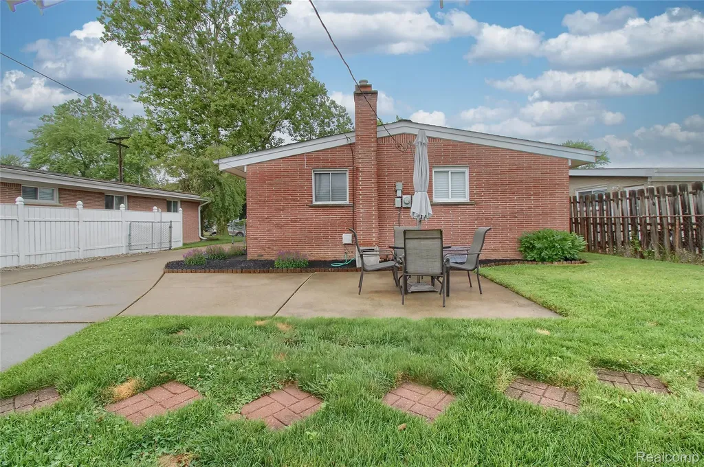 8134 Melvin Avenue Westland City MI 48185