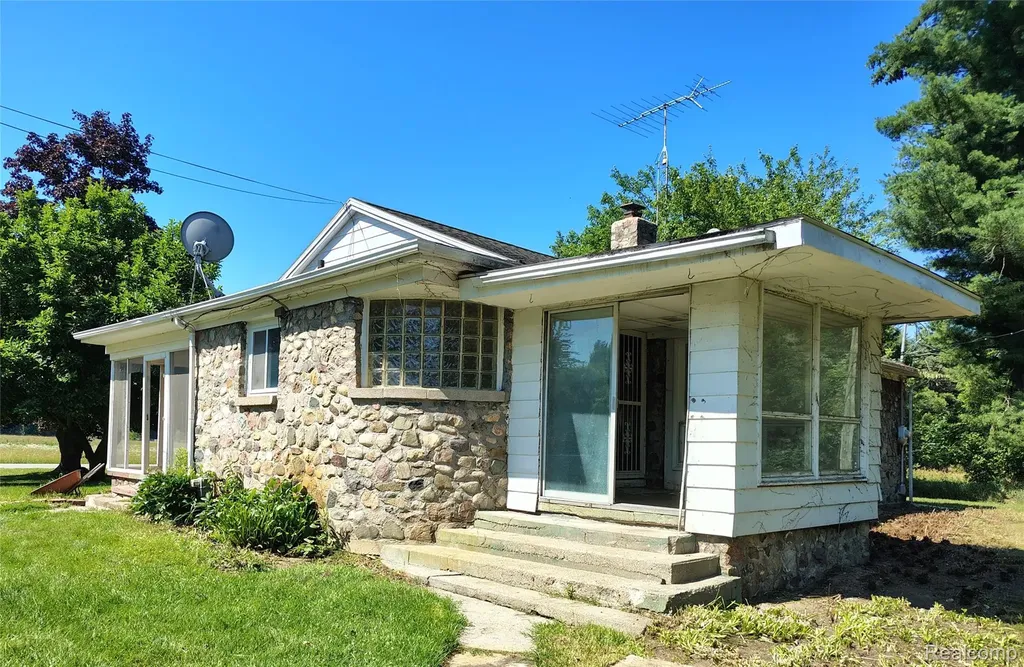 5600 Hemingway Lake Road Otter Lake Village MI 48464