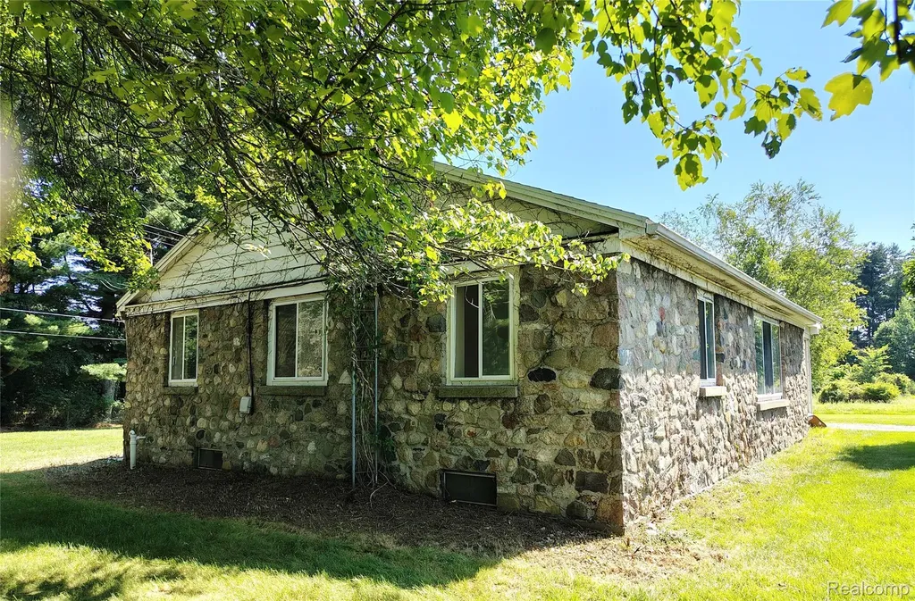 5600 Hemingway Lake Road Otter Lake Village MI 48464