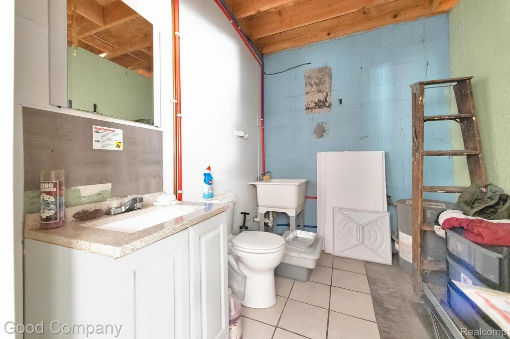 7631 E Warren Avenue Detroit City MI 48214