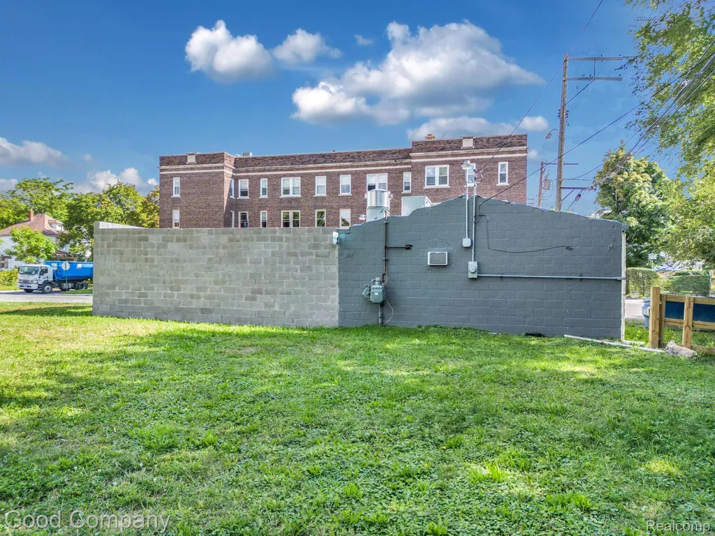 7631 E Warren Avenue Detroit City MI 48214