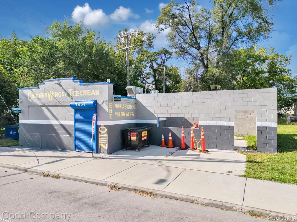 7631 E Warren Avenue Detroit City MI 48214