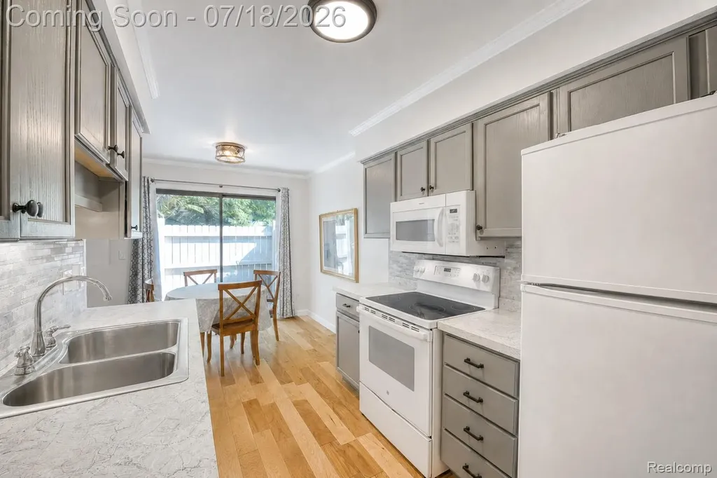 30 Pine Tree Ridge Drive Waterford Charter Township MI 48327