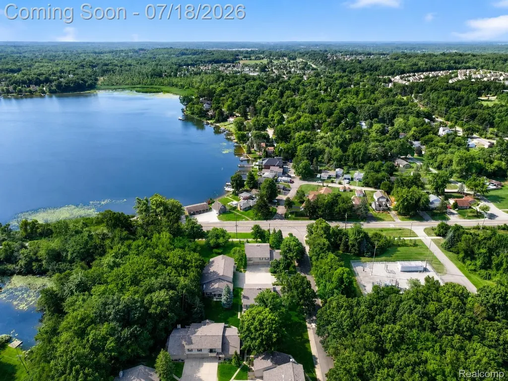 30 Pine Tree Ridge Drive Waterford Charter Township MI 48327