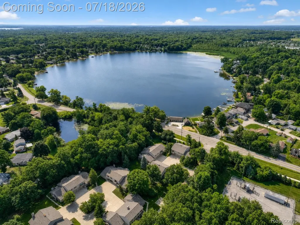 30 Pine Tree Ridge Drive Waterford Charter Township MI 48327