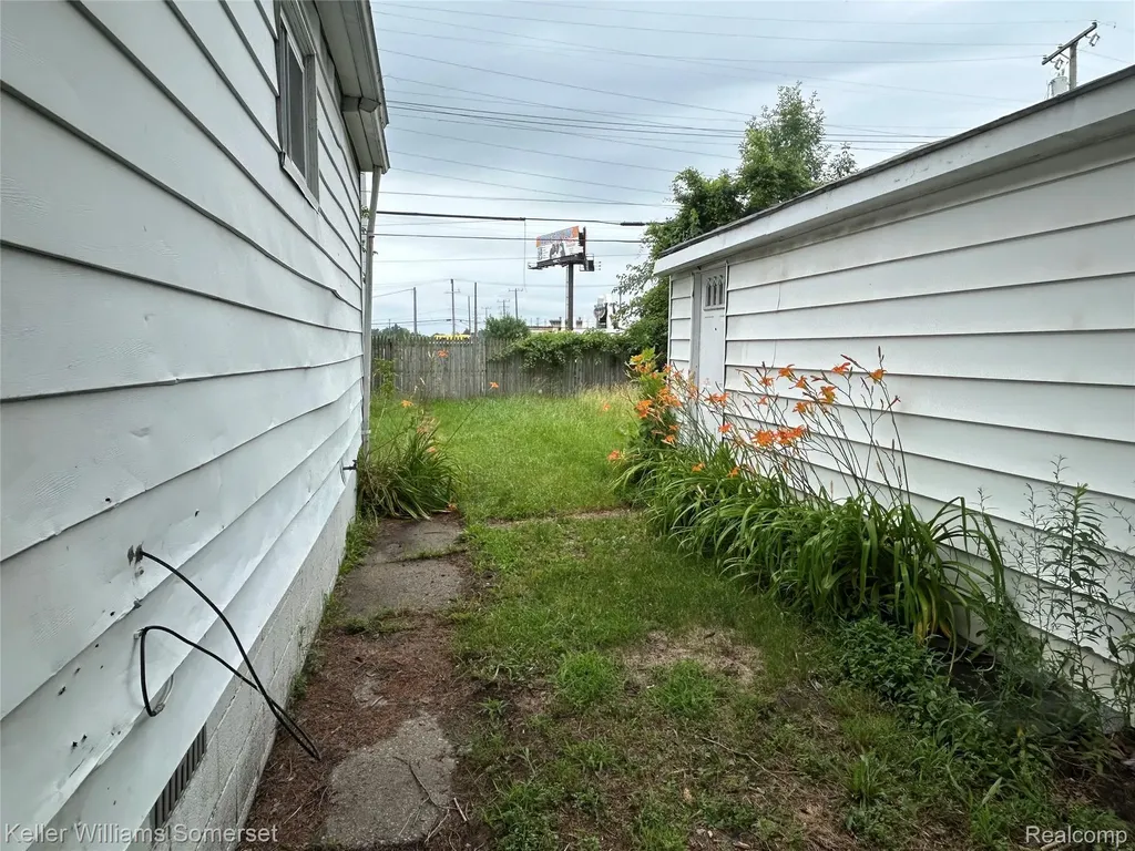 11376 Rivard Avenue Warren City MI 48089