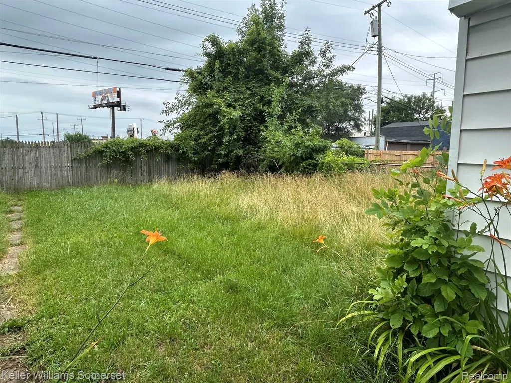 11376 Rivard Avenue Warren City MI 48089