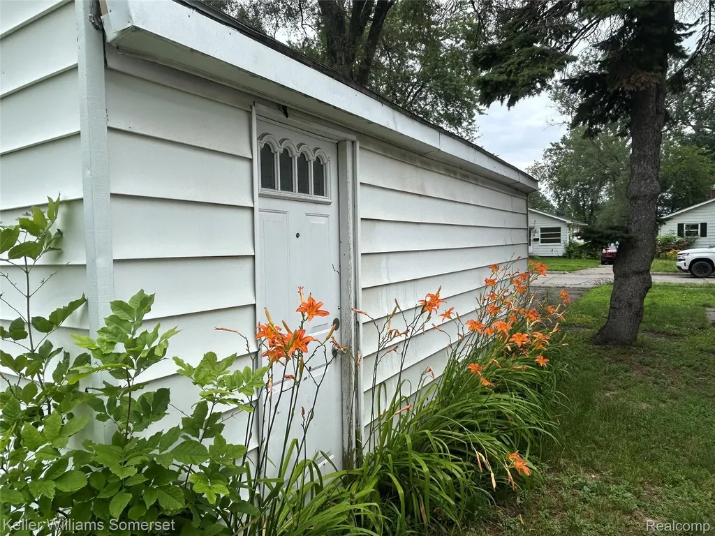 11376 Rivard Avenue Warren City MI 48089