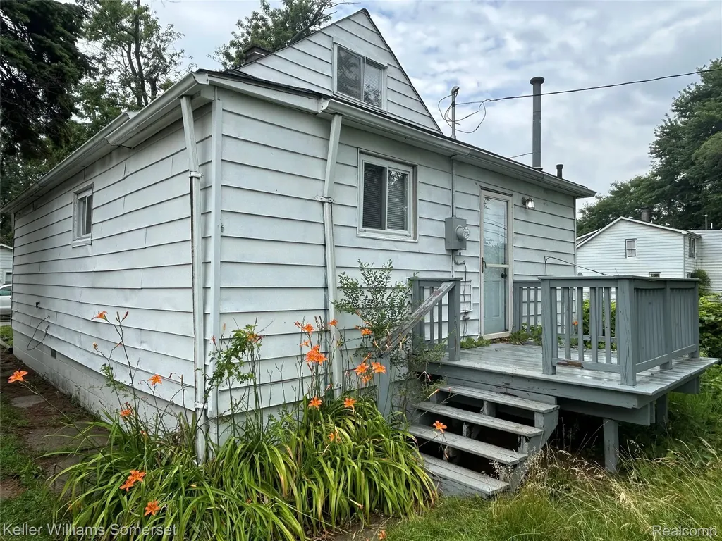 11376 Rivard Avenue Warren City MI 48089