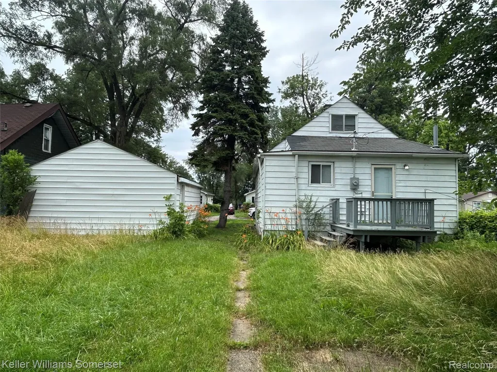11376 Rivard Avenue Warren City MI 48089