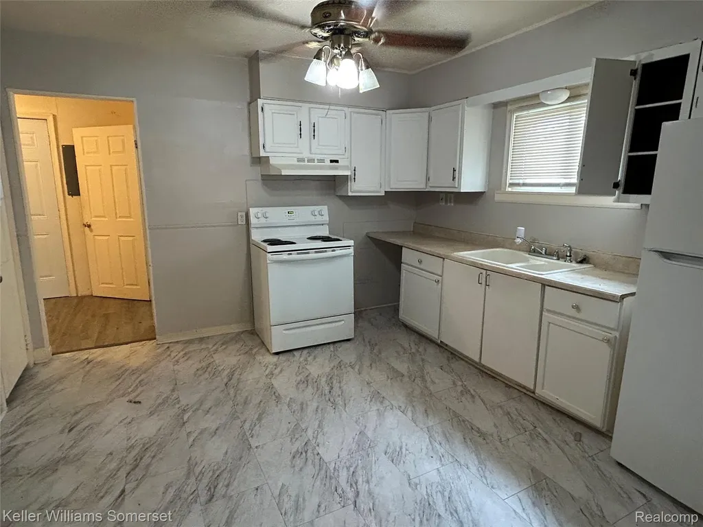 11376 Rivard Avenue Warren City MI 48089