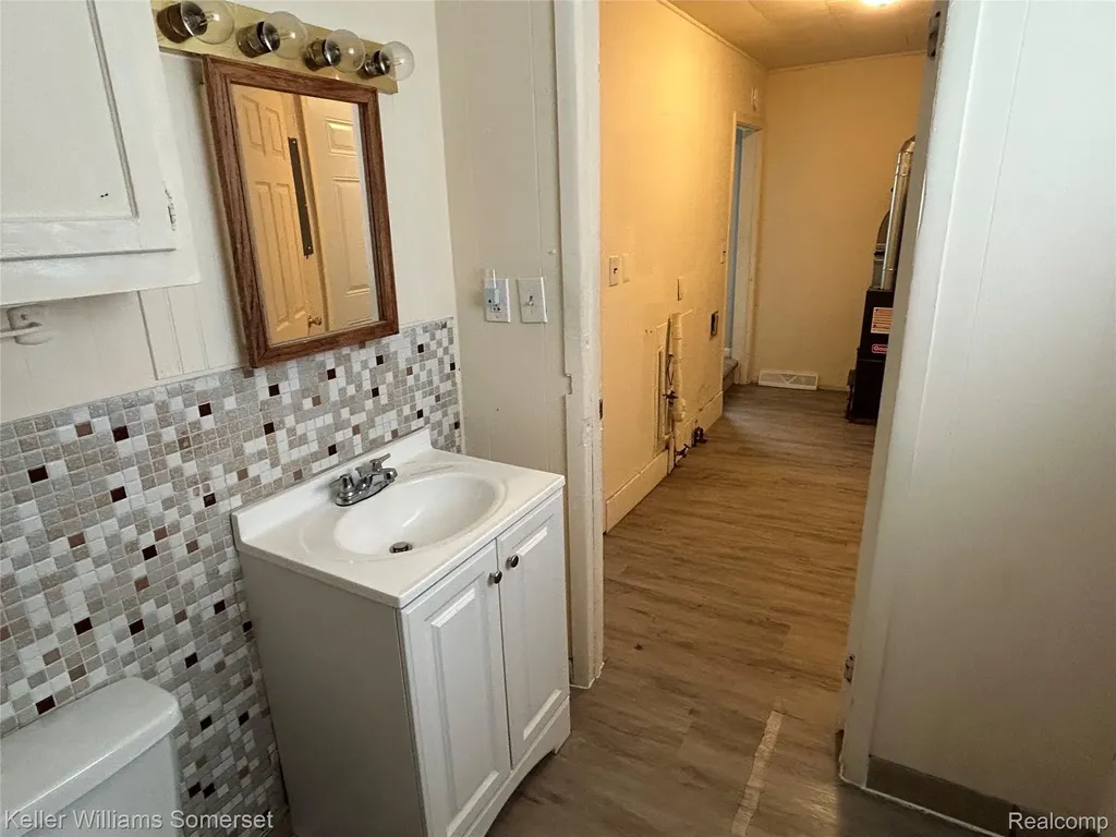 11376 Rivard Avenue Warren City MI 48089